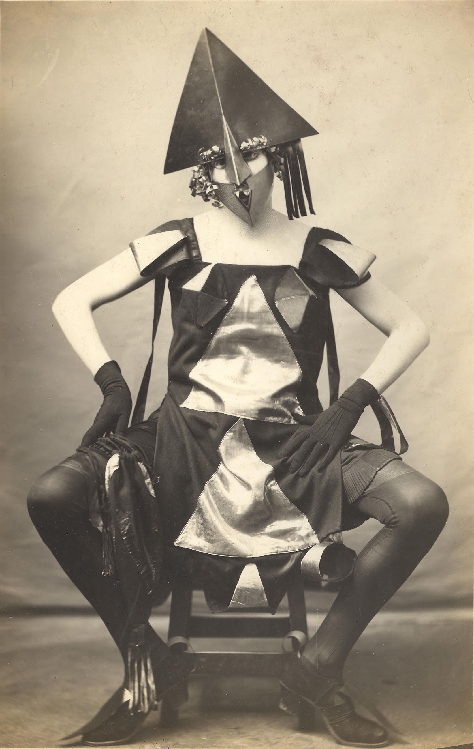 "A day with Marie Vassilieff", Pierre Delbo (photographe), "Costume Arlequine de Marie Vassilieff pour le Bal Banal", 1924, Collection Claude Bernès. Droits réservés.